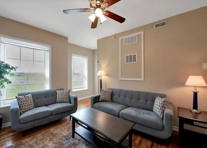 Lovely Unit In Historic Sw Garden - 3 Queen Beds